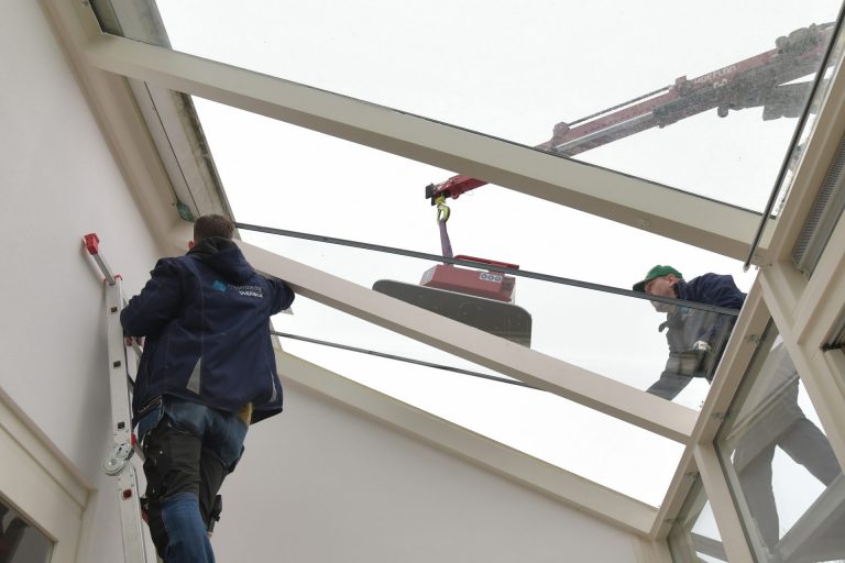 Isolerende beglazing plaatsen foto vanuit het huis